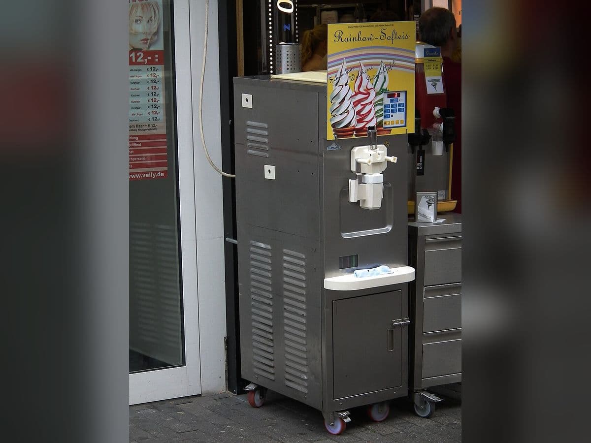 Floor-standing soft serve machine in a shop